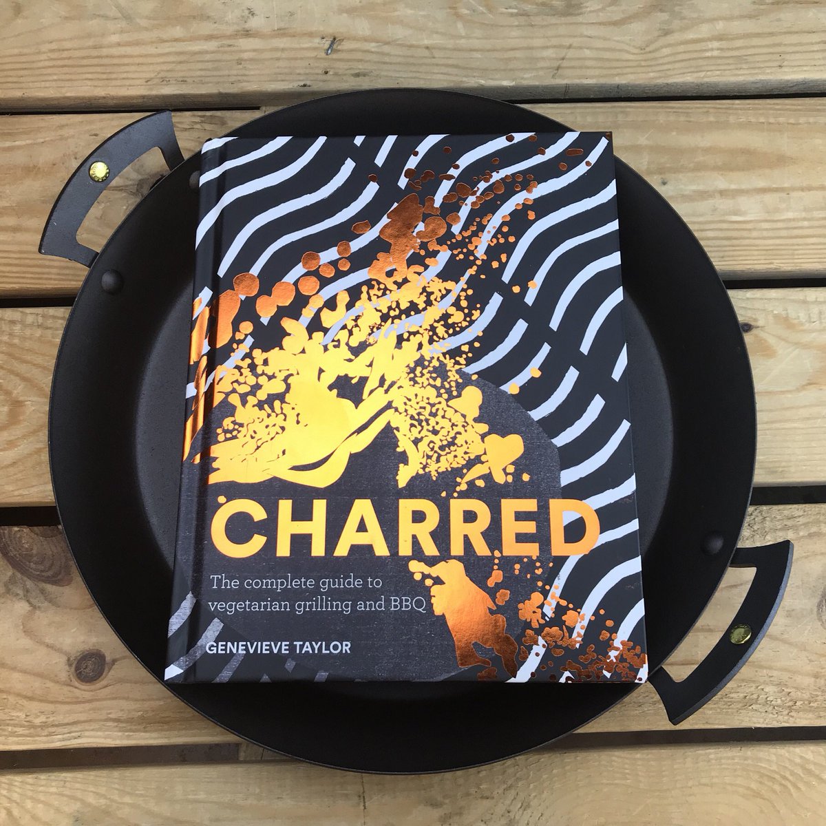 Competition time - win a 12" prospector pan &amp; a copy of @genevieveeats Charred. Follow us, like &amp; RT.
Full details netherton-foundry.co.uk/competitions