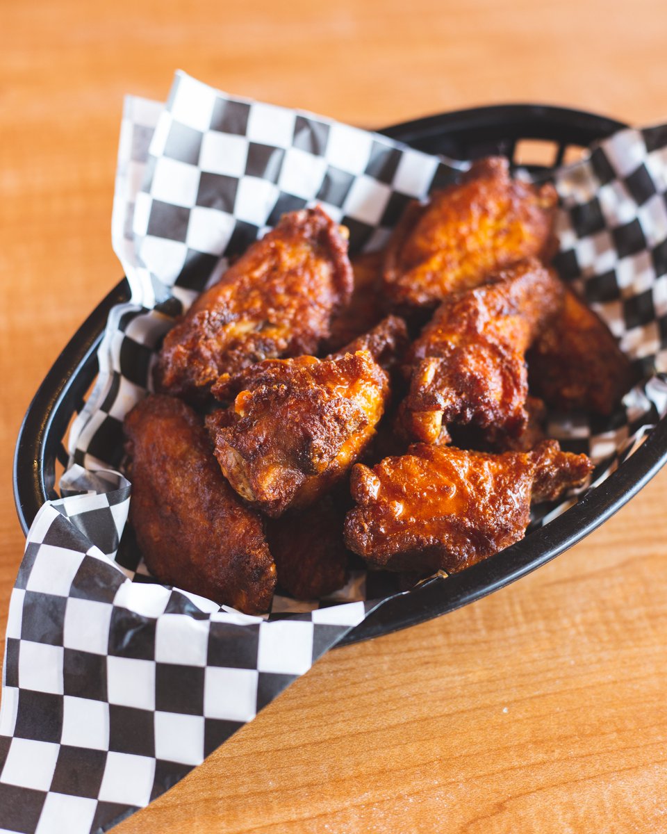 Mazzios's tweet photo. Weβre thinking wings π #WingRunWednesday https://t.co/BFmAhsE2FU