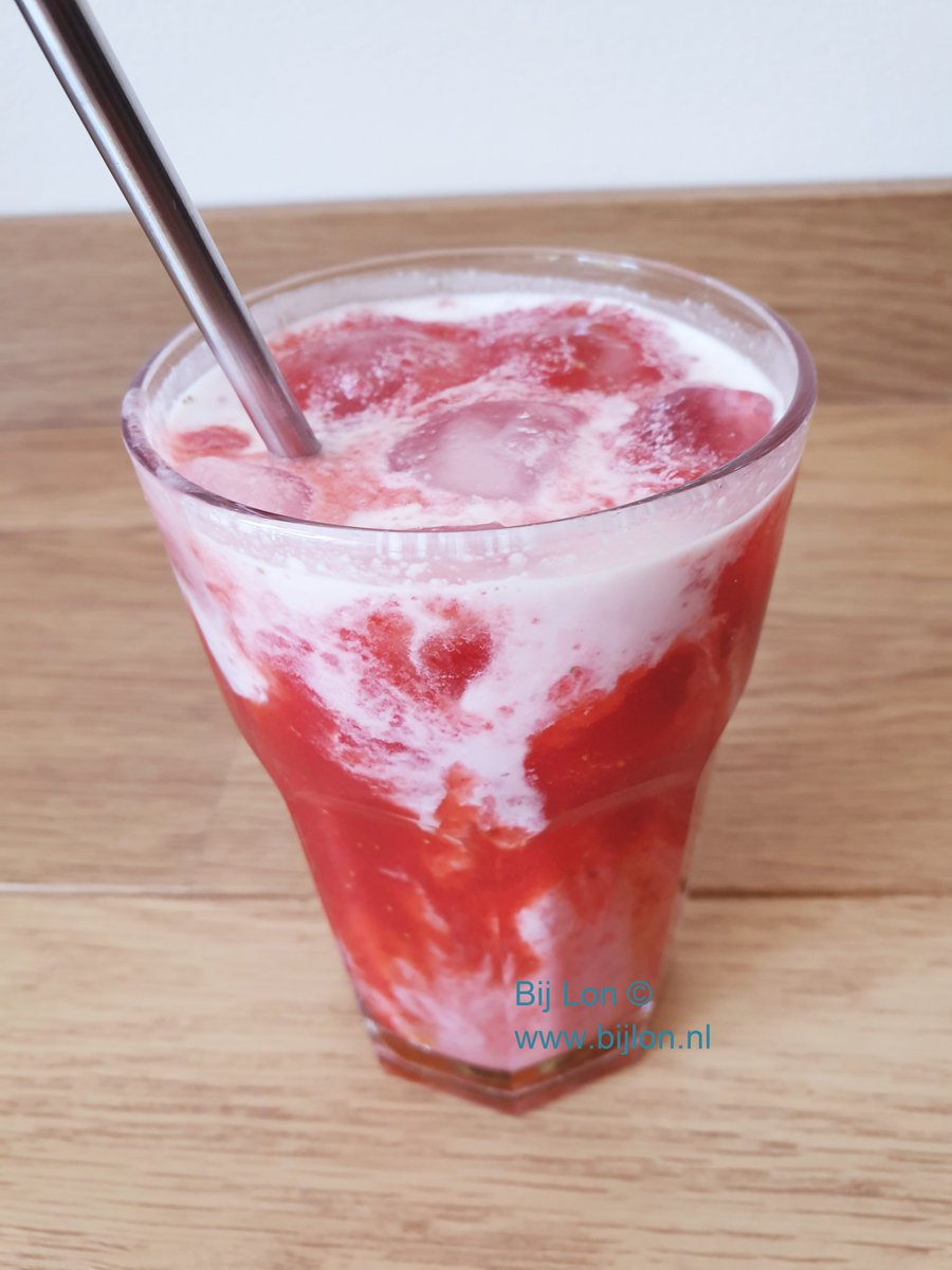 Nu online! Het recept voor dit verkoelende drankje met aardbei: bijlon.nl #zomer #drankje #aardbeien #alcoholvrij