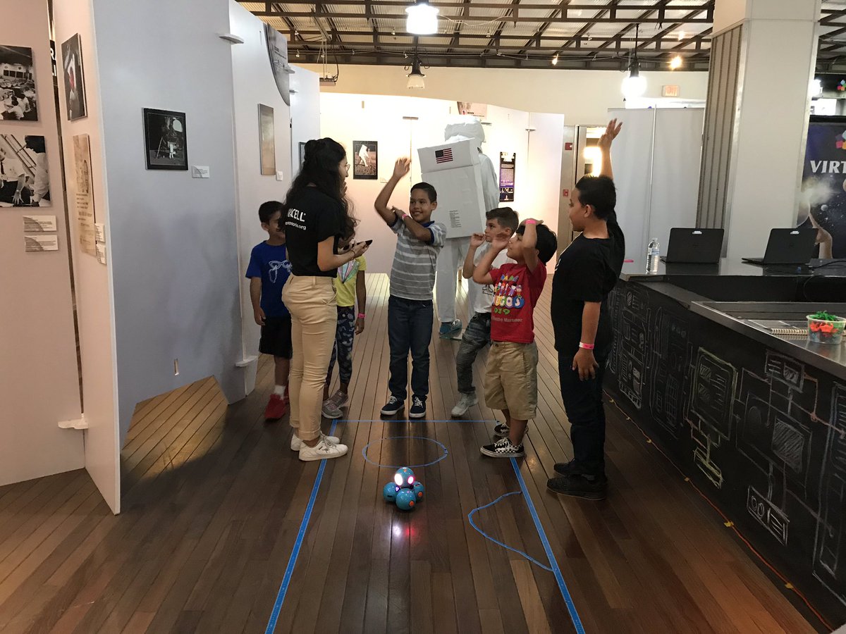 ECOEXPLORATORIO's tweet photo. Hoy nos visitaron varias escuelas de la región de Bayamón .
¡Gracias por su visita a la exhibición “Misión: Apollo 11” del Ecoexploratorio: Museo de Ciencias de PR! 🇵🇷🚀👩🚀👨🚀 #cienciadivertida #minuseopr #apollopr #apollo #apollo50 #apollo50th @adamonzon @elcentrodetodo https://t.co/SzkEqDmZgK
