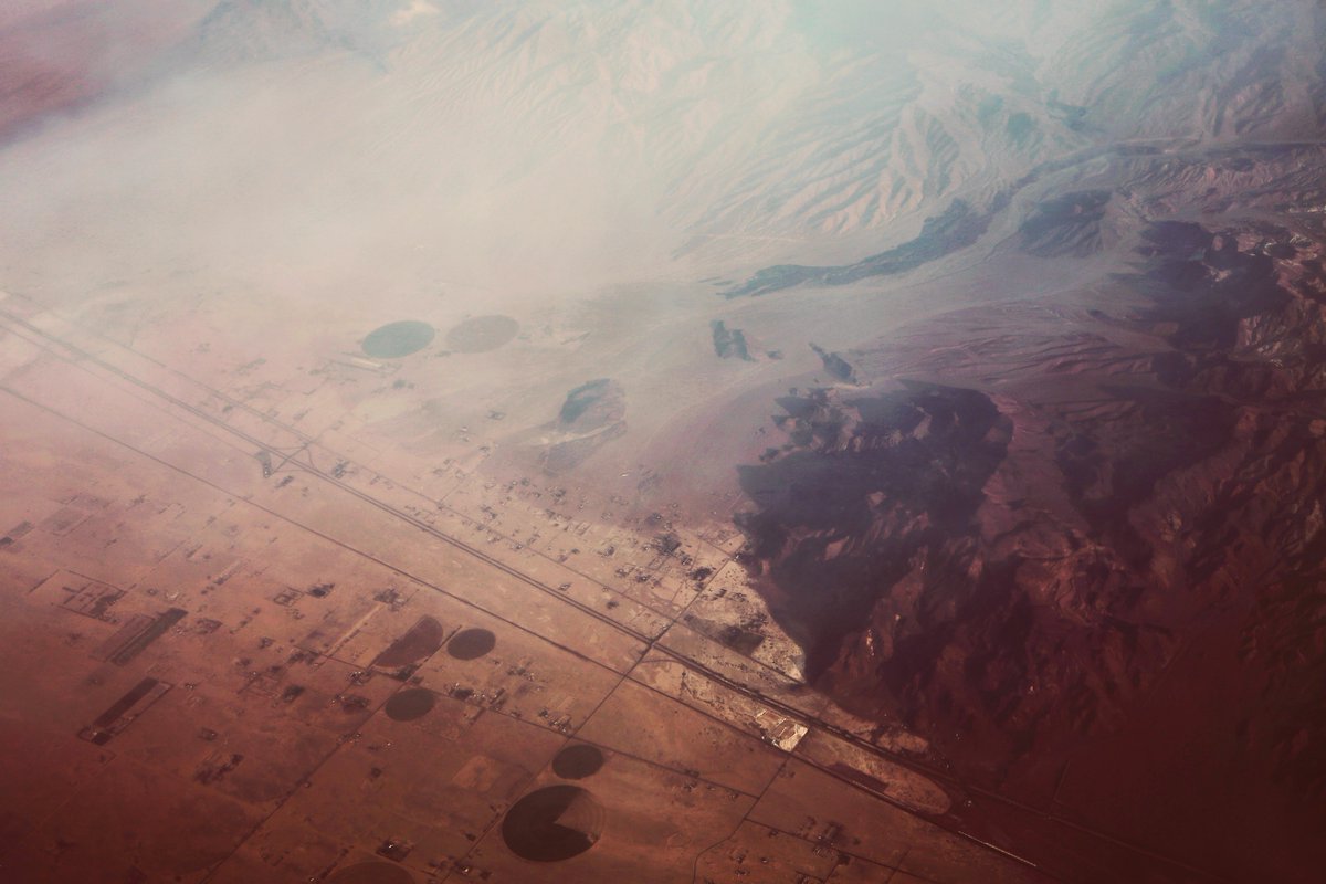 ericprs_'s tweet image. Cruising over San Bernardino County, California, and shooting this landscape from the window of a Boeing 777-300 ER. We were on the way to Paris, literally flying away from the historic heatwave that struck California last summer. #flying #photography