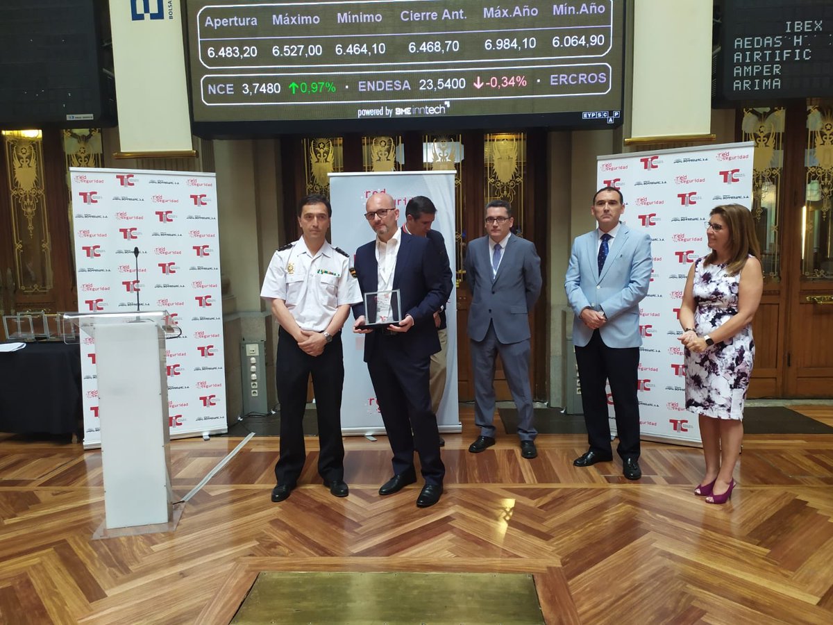 blueliv's tweet image. hoy @Blueliv ha sido premiado como la empresa de Seguridad Tic del año! ¡Estamos orgullosos de haber conseguido el #trofeoTIC!  Muchas gracias @Red_Seguridad #11Seg.