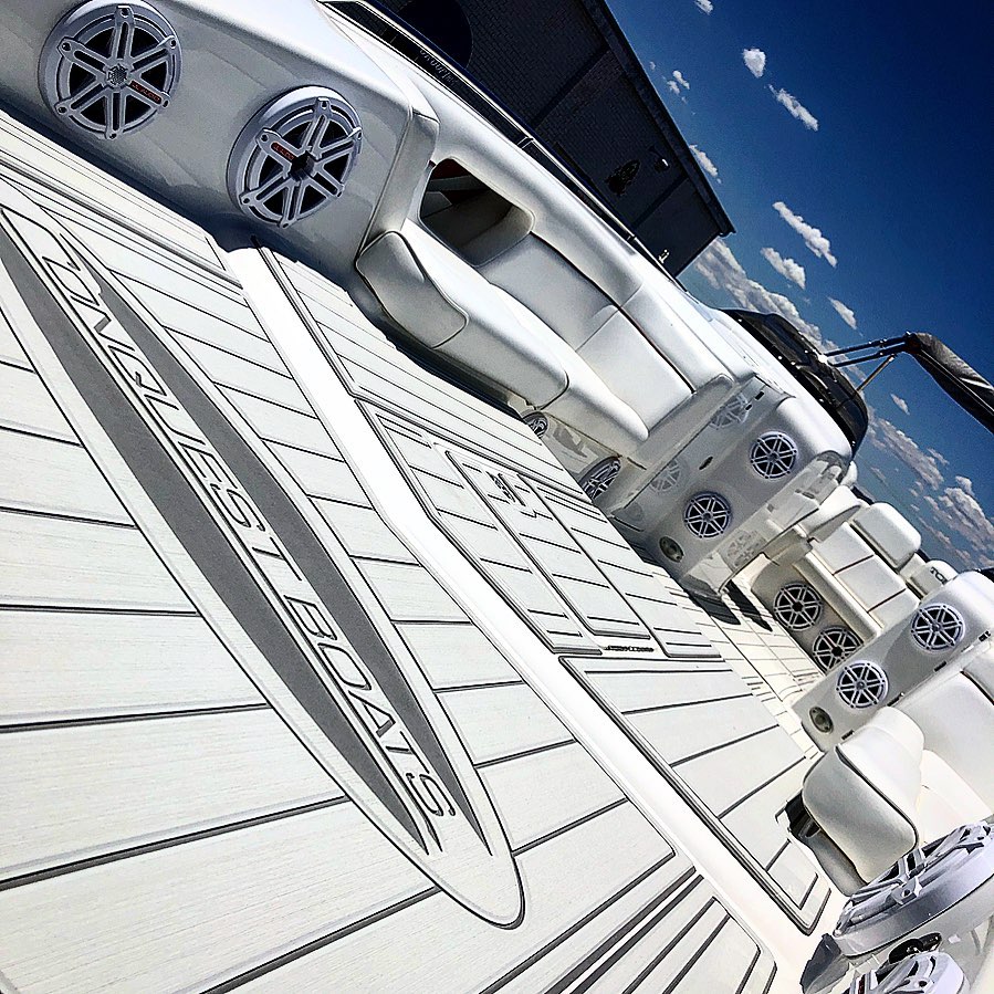 GarminAudio's tweet image. This massive install by @CaliforniaSound includes six 10'' and two 8'' #subwoofer drivers, as well as three pairs of 6.5'' and five pairs of 7.7'' #speakers. All powered by four 600W monos and five 500W 3-ch system M-series #amplifiers.
#HowWePlay #marineaudio #ConquestBoats