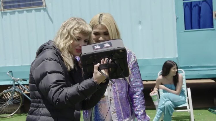 humberswift's tweet photo. “I’m gonna gif that to you” I’m glad taylor pronounces it correctly @taylorswift13 @taylornation13 #behindyntcd https://t.co/DawQ9SVcFw