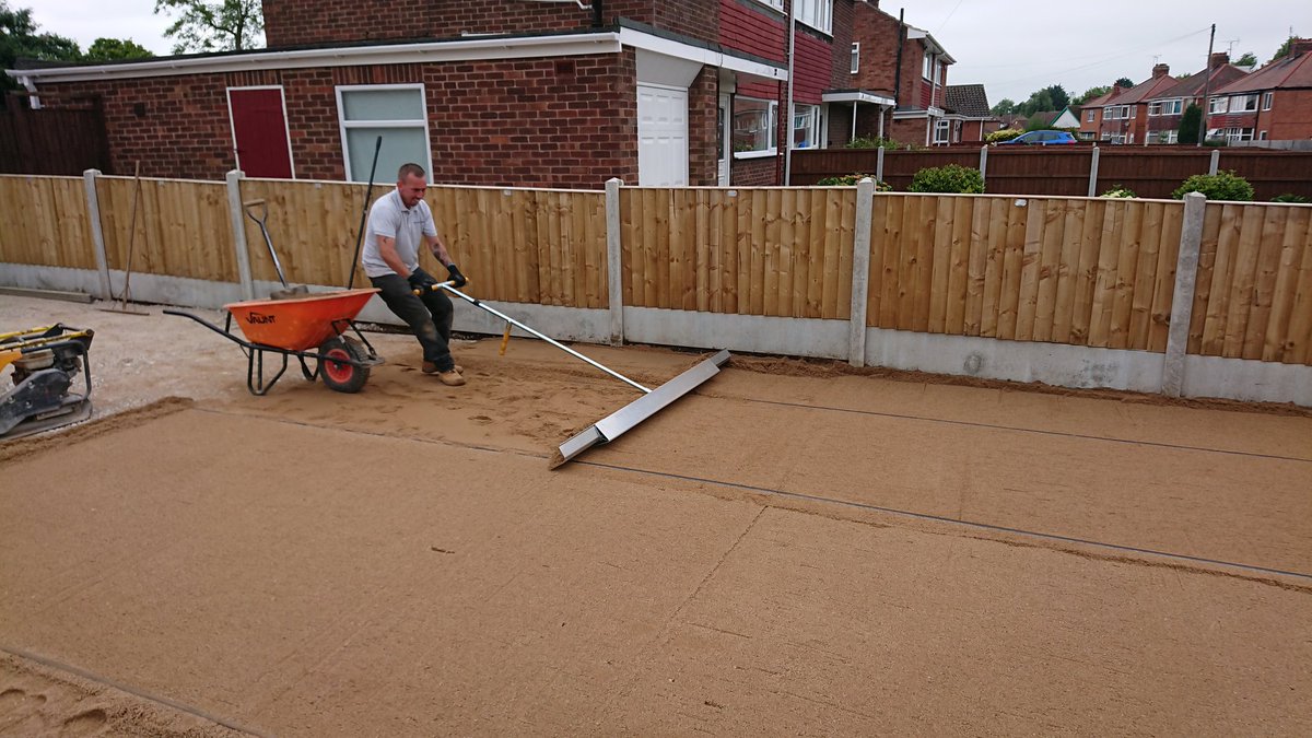 GandJLandscapes's tweet image. Good progress from team @GandJLandscapes 👏 Our new #Probst screeding tool is awesome 👍 #Nottingham #Landscaping #gardendesign #Creatingyourperfectspace Facebook.com/gandjlandscapes gandjlandscapes.co.uk