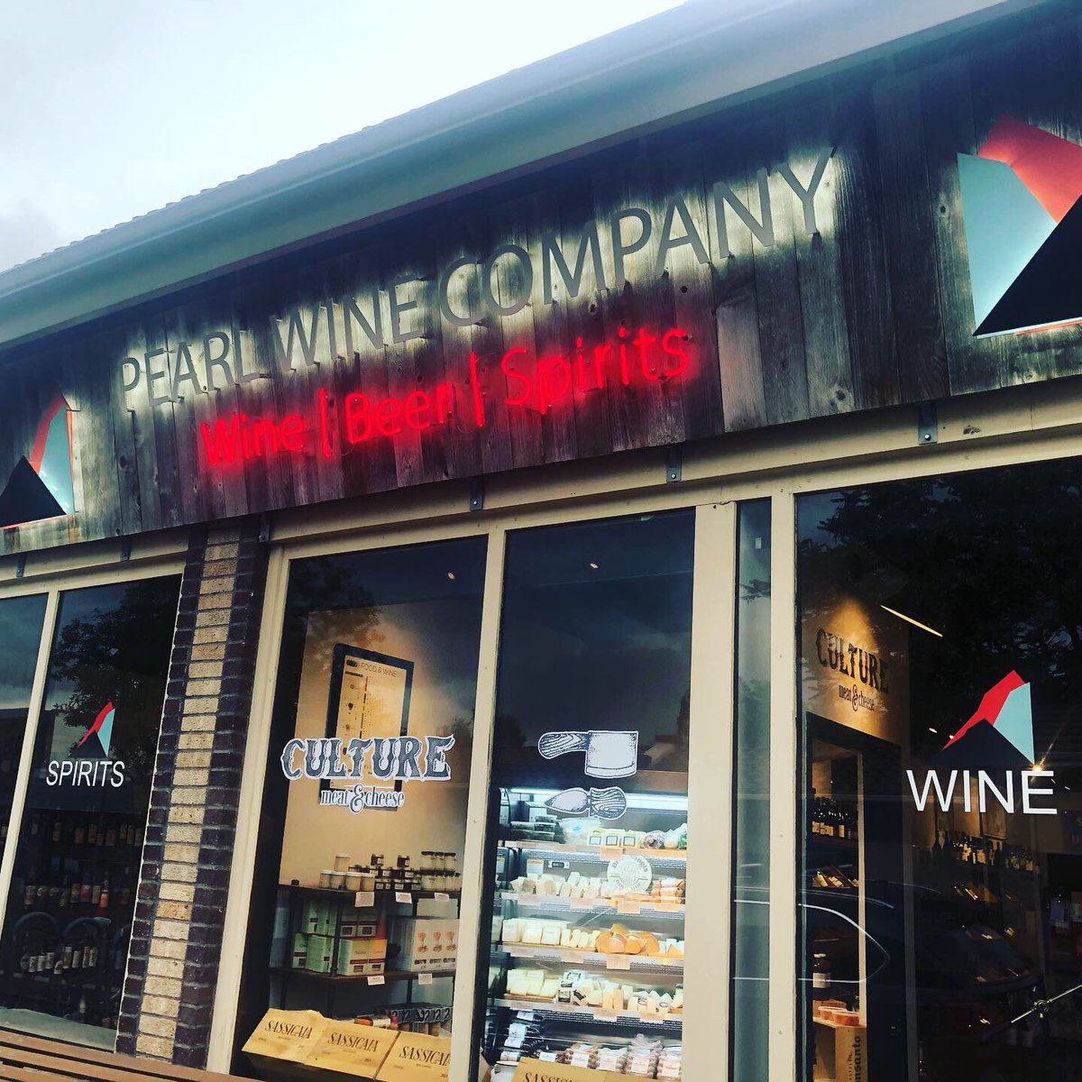 Summer is here!! Check out the amazing rosé selection at Pearl Wine Company! 🌹 
...
#ahsowines #bielerwines #artadi #hornorovera #charlesandcharles #artazuri #garnacha #navarra #vinetocan #spain #rose #thinkpink #synergy #pearlstreer #localwine #supportlocal #wine #frizzante