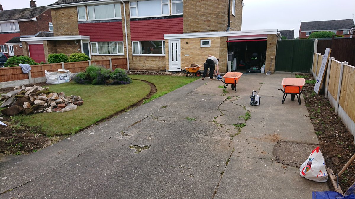 GandJLandscapes's tweet image. Good progress from team @GandJLandscapes 👏 Our new #Probst screeding tool is awesome 👍 #Nottingham #Landscaping #gardendesign #Creatingyourperfectspace Facebook.com/gandjlandscapes gandjlandscapes.co.uk