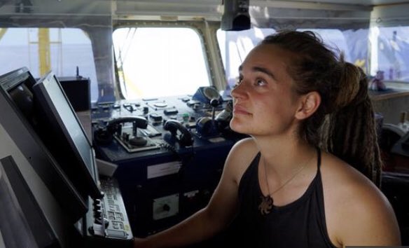 MattiAnti's tweet photo. “So cosa rischio ma la vita dei 42 naufraghi a bordo è più importante. Li porto in salvo”.

Carola Rakete.

#IoStoConCarola #SeaWatch https://t.co/VRuNFapNTm