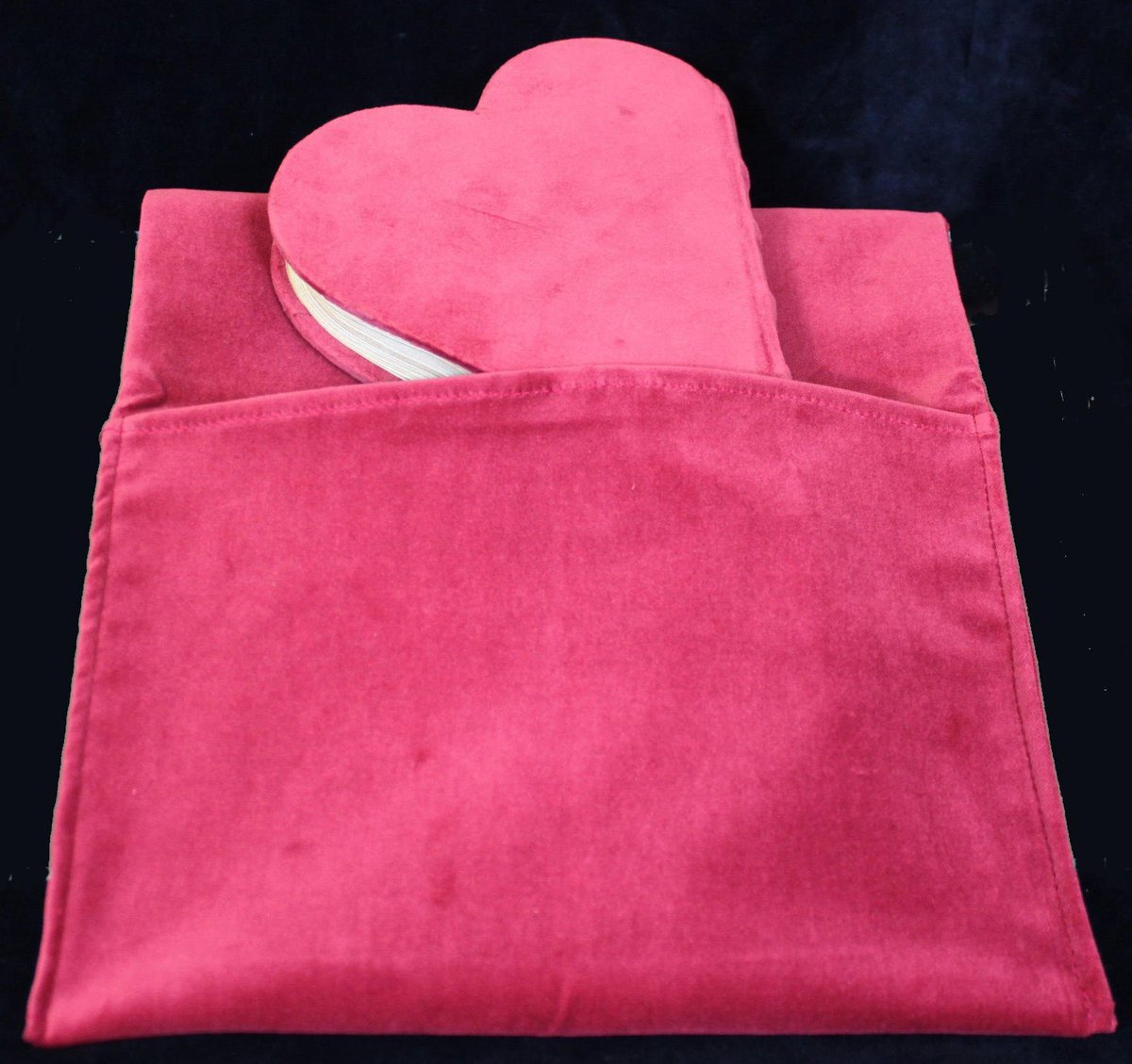 Mit seinem Einband aus blutrotem Samt und seiner Herzform symbolisiert der Chansonnier de Jean de Montchenu die Liebe.