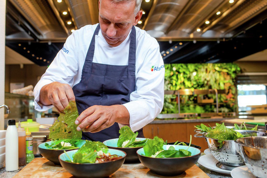 Onze koks maken van elk bord een feestje en dat is natuurlijk moeilijk om te weerstaan! Welk gerecht van de kaart zou jij het liefst zelf oppeuzelen? 🥗 #AlbronAtWork