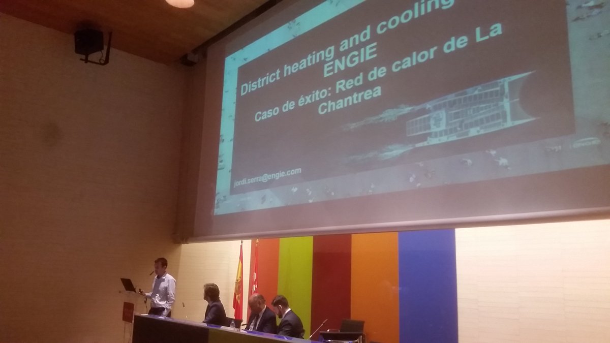 AsociacionADHAC's tweet image. Jordi Serra de @ENGIEgroup presenta en la #jornadaredesdecaloryfrío organizada por @fenercom_madrid la red de #caloryfrío de Txantrea (@PamplonaIruna), promovida por un consorcio público-privado en el que participan @IDAEenergia y Nasuvinsa.
#SmartCities
#EficienciaEnergética