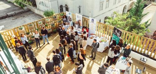 Dans un contexte de crises migratoire et écologique sans précédent, de  gentrification rampante et de polarisation des sociétés, n’est-il pas  grand temps de déplafonner la définition des hôtels ? Zoom sur deux  tiers-lieux hôteliers. edhec.edu/fr/news/quand-…