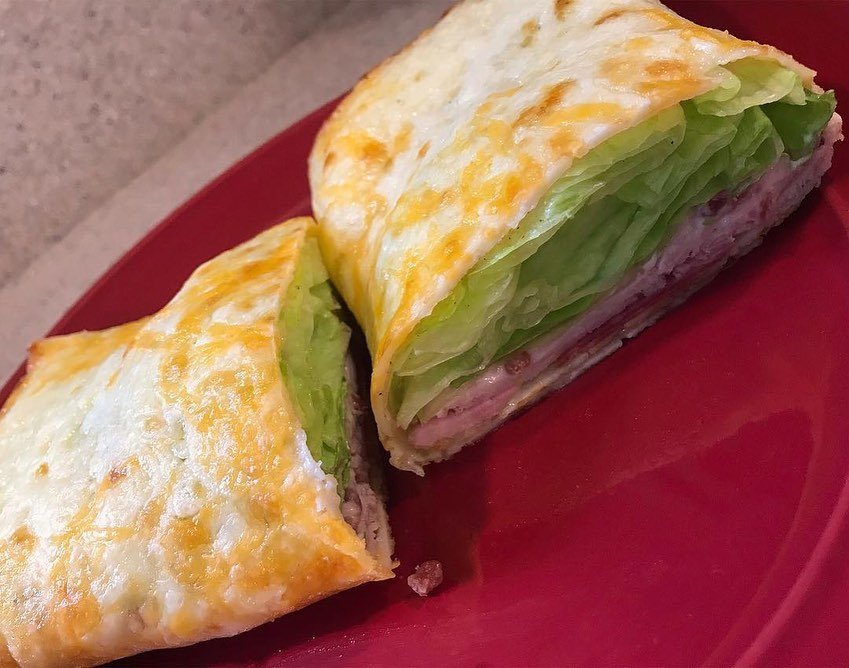 ketoz4's tweet photo. Cheese shell deli wrap 😋 This has turkey, salami, ham, lettuce, mayo, &amp; bacon bits in it!🔥

#ketolifestyle #basicketo #ketodinnerideas #ketogeniclife #ketodinner #ketofood #ketodiet https://t.co/wQePEpDhpb