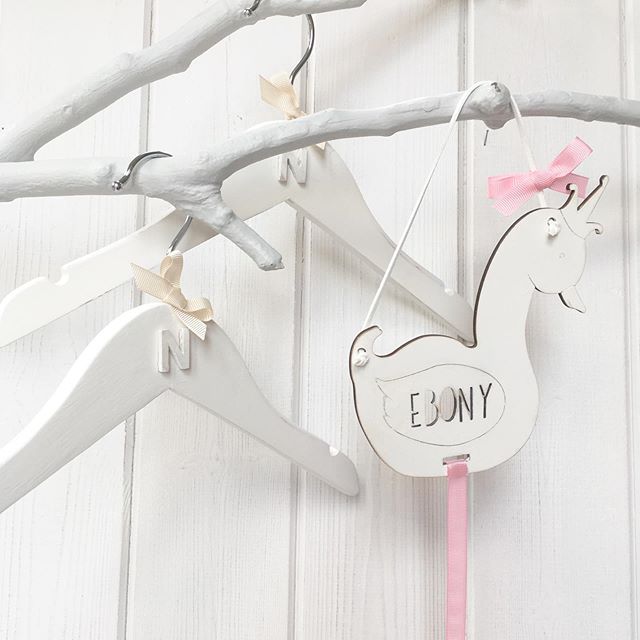 Little Swan hair bow holders and initial coat hangers.
.
#nursery #nurserydecor #coathanger #coathangers #swan #hair #hairaccessories instagram.com/p/BzK-3vZFbDB/