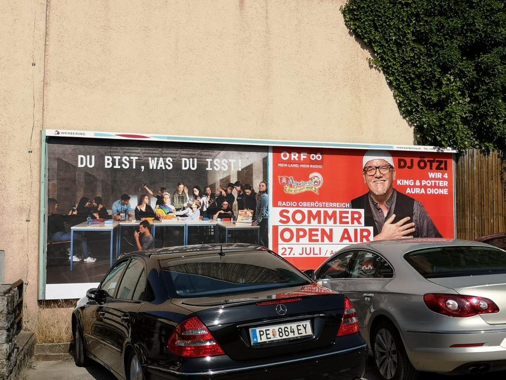 festivdregionen's tweet image. #Du bist was Du isst" von Alessia Rollo neben Dj Ötzi. Soziale Wärme neben Sommergaudi. Geht das zusammen? Yep. Wir machen beides...mit anderen Musik- Acts...😉 #Attwenger, #SofaSurfers, #Hertabläst, #Pippa, #Sakura und mehr. #festivalderregionen #perg #leaderregion #kriegergut