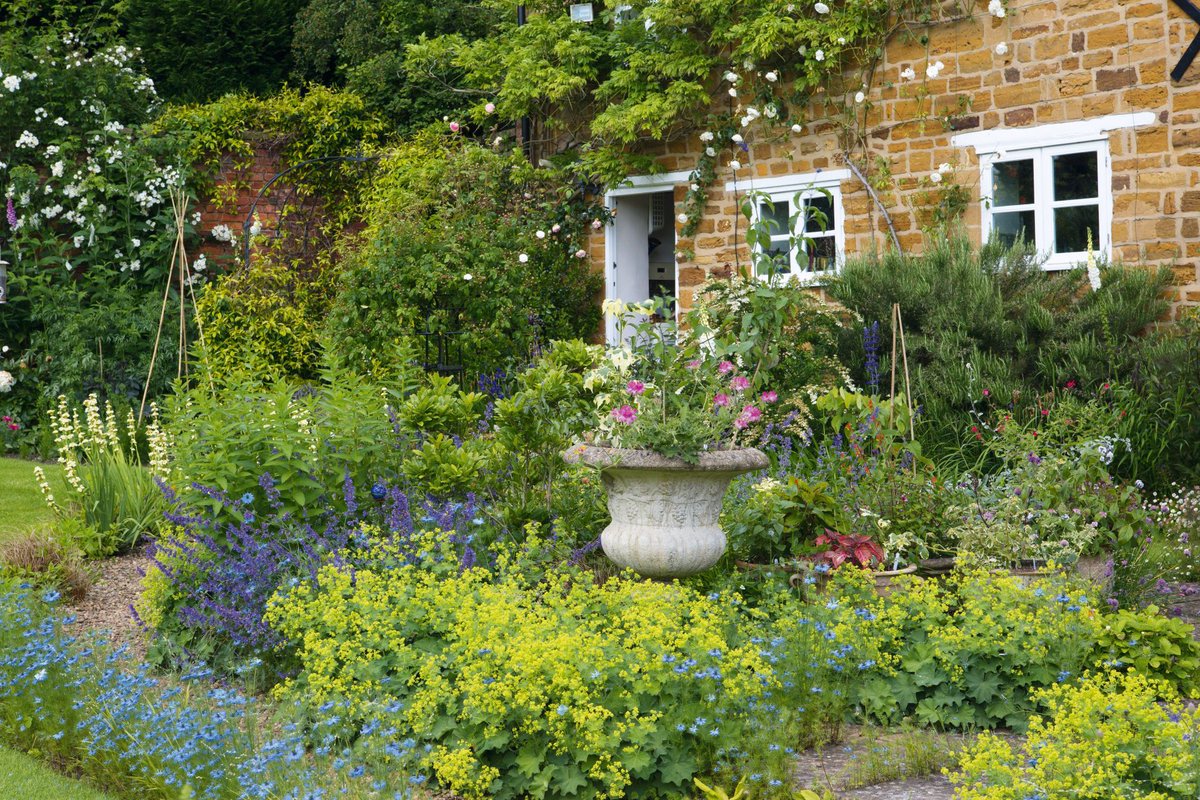 9 ideas for creating a quintessential cottage garden buff.ly/2IBN0ya