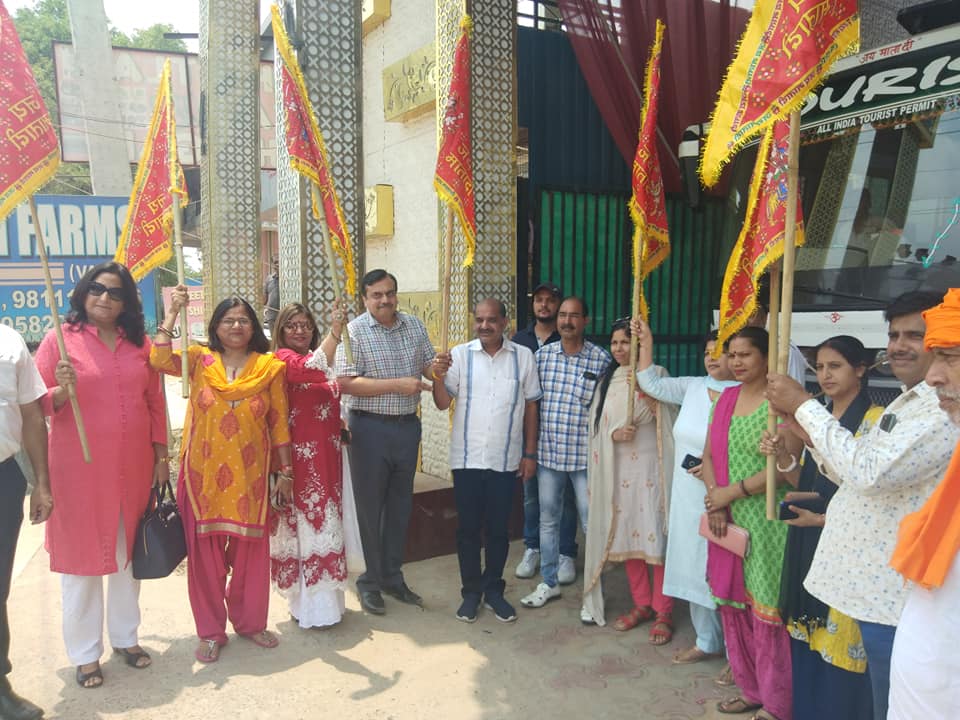 UmeshGurugram's tweet photo. मंडलायुक्त ने कहा, इतनी बड़ी संख्या में लोगों को वैष्णों देवी यात्रा कराना प्रशंसनीय और पुण्य का काम https://t.co/V4DfeGzSGe https://t.co/2sFXPcNmfc