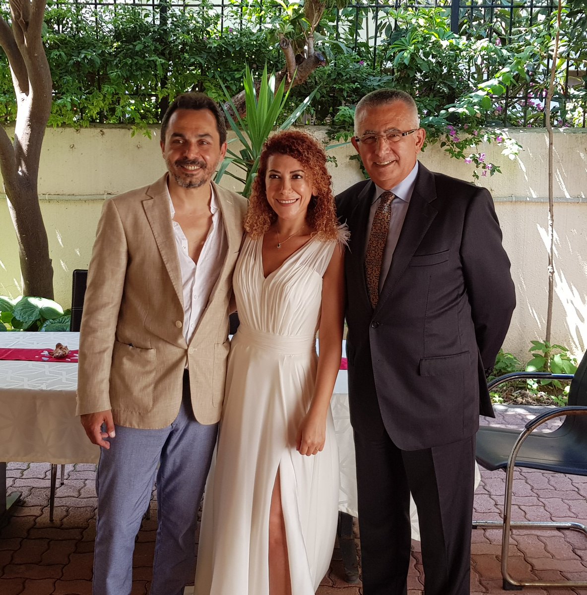 Bugün (26 Haziran) Mehtap Akkaya ile Tarık Miraç Arsan'ın nikâhını kıydık. Çifte mutluluklar diliyoruz. 

Σήμερα (26 Ιουνίου) τελέσαμε τον γάμο των Mehtap Akkaya και Tarık Miraç Arsan. Ευχόμαστε να ευτυχήσει το ζευγάρι.