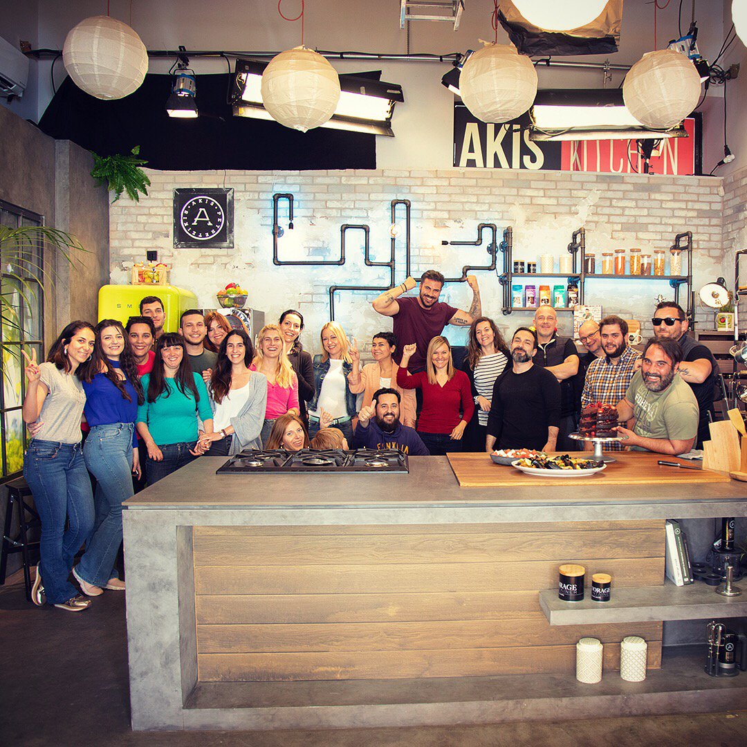 A_petretzikis's tweet image. Άλλη μία τηλεοπτική σεζόν του #KitchenLab έφτασε στο τέλος της... 💪Σας ευχαριστώ πολύ που μαγειρέψαμε παρέα και ανυπομονώ να τα πούμε το φθινόπωρο! Θέλω να ευχαριστήσω όμως και τους ανθρώπους μου! 😍Αυτά τα 50 επεισόδια δεν θα έβγαιναν χωρίς τη βοήθειά τους! Καλές βουτιές! 💙🏝