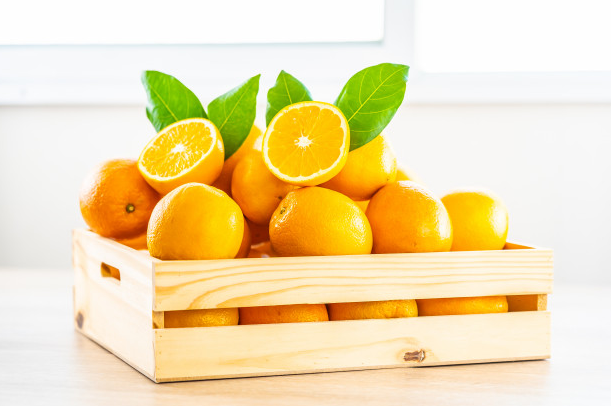 Un buen desayuno debe de ir acompañado de fruta y la naranja es la mejor opción. Pide un jugo envasado o natural de naranja y comienza tu día.