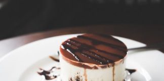 Cheesecake stuffed dark chocolate cake 
trendilivstyl.com/cheesecake-stu…