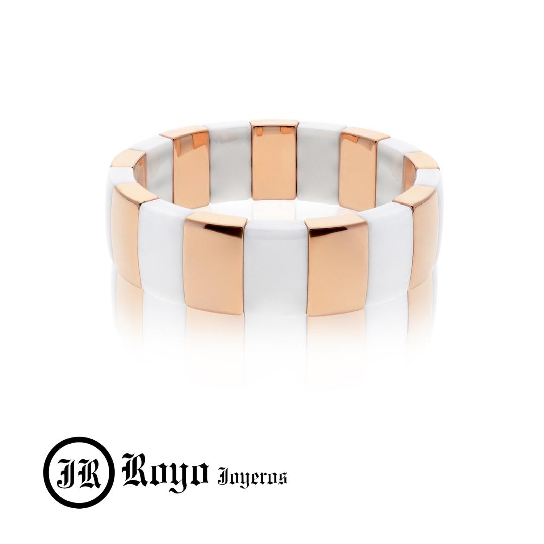 ☀️ Este verano brilla como el sol con este #anillo de la colección Aura Dominó de la firma <a href="/RobertoDemeglio/">Roberto Demeglio</a>.

Un anillo elástico con  cerámica de alta tecnología y recubrimiento en oro.

Encuéntralo en Joyería Royo por 248€