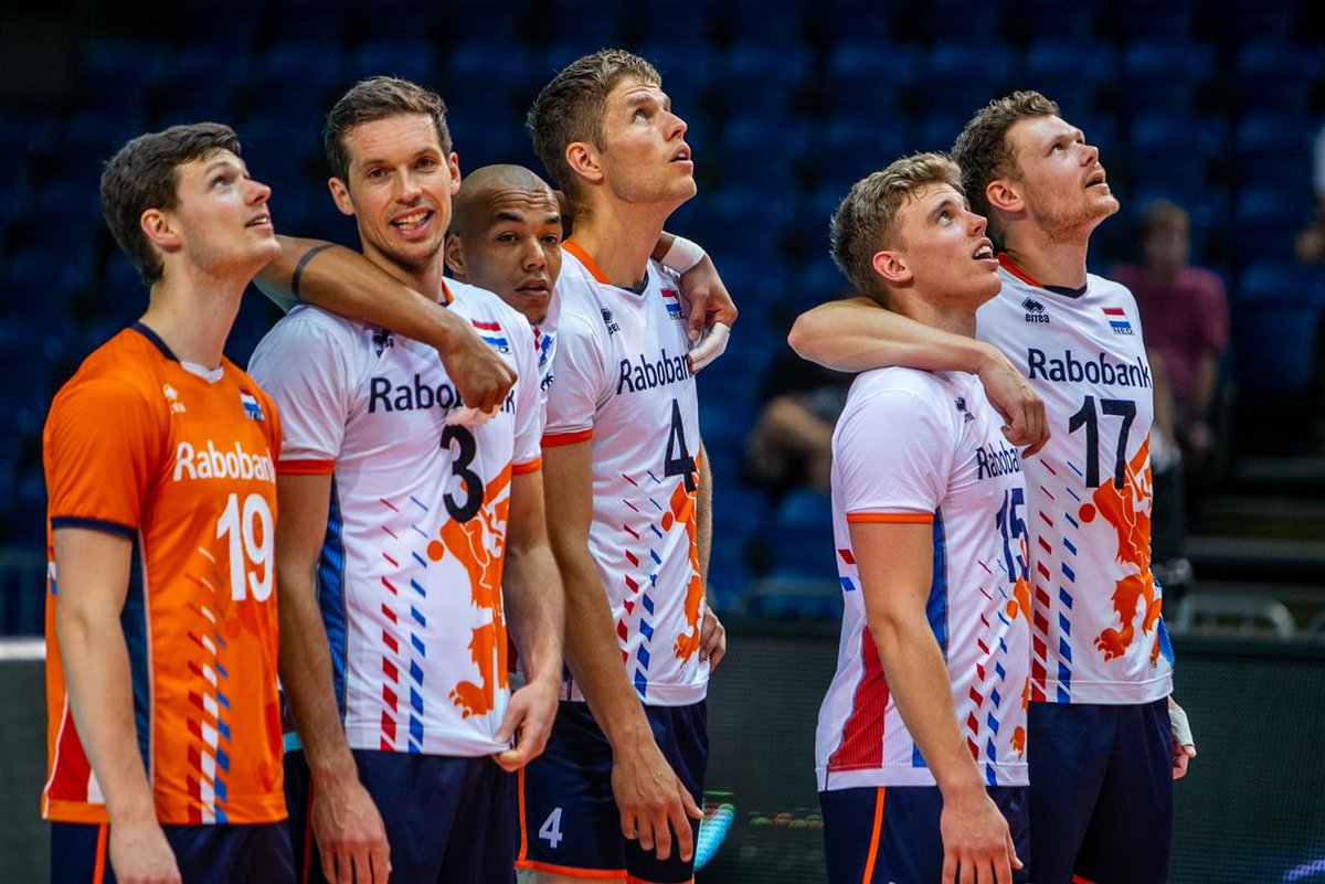 Een directe vlucht naar Tokio boek je via Rotterdam!
De Lange Mannen zijn aan het aftellen. Over anderhalve maand zit  Oranje middenin haar OKT. En het wordt voor volleyballiefhebbers makkelijker dan ooit er bij te zijn. Daar moet jij natuurlijk bij zijn! 
volleybalkrant.nl/nieuwsbericht/…