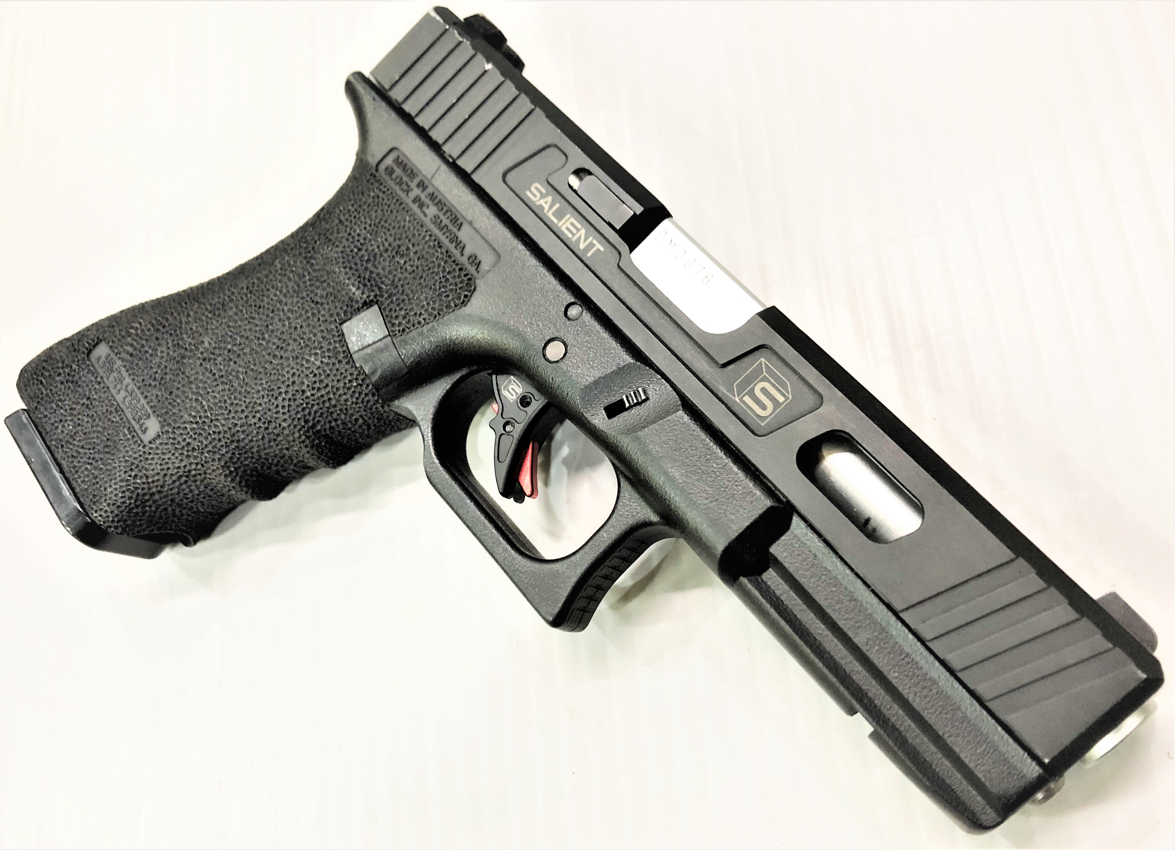 オペレーションジャッジメント 浜松サバゲーフィールド ショップ 中古商品案内 東京マルイ ガスブローバック Glock17 ｓａｉカスタム メタルスライドのカキンカキンという音と トリガーのワンポイントの赤がカッコいい スペアマガジン付