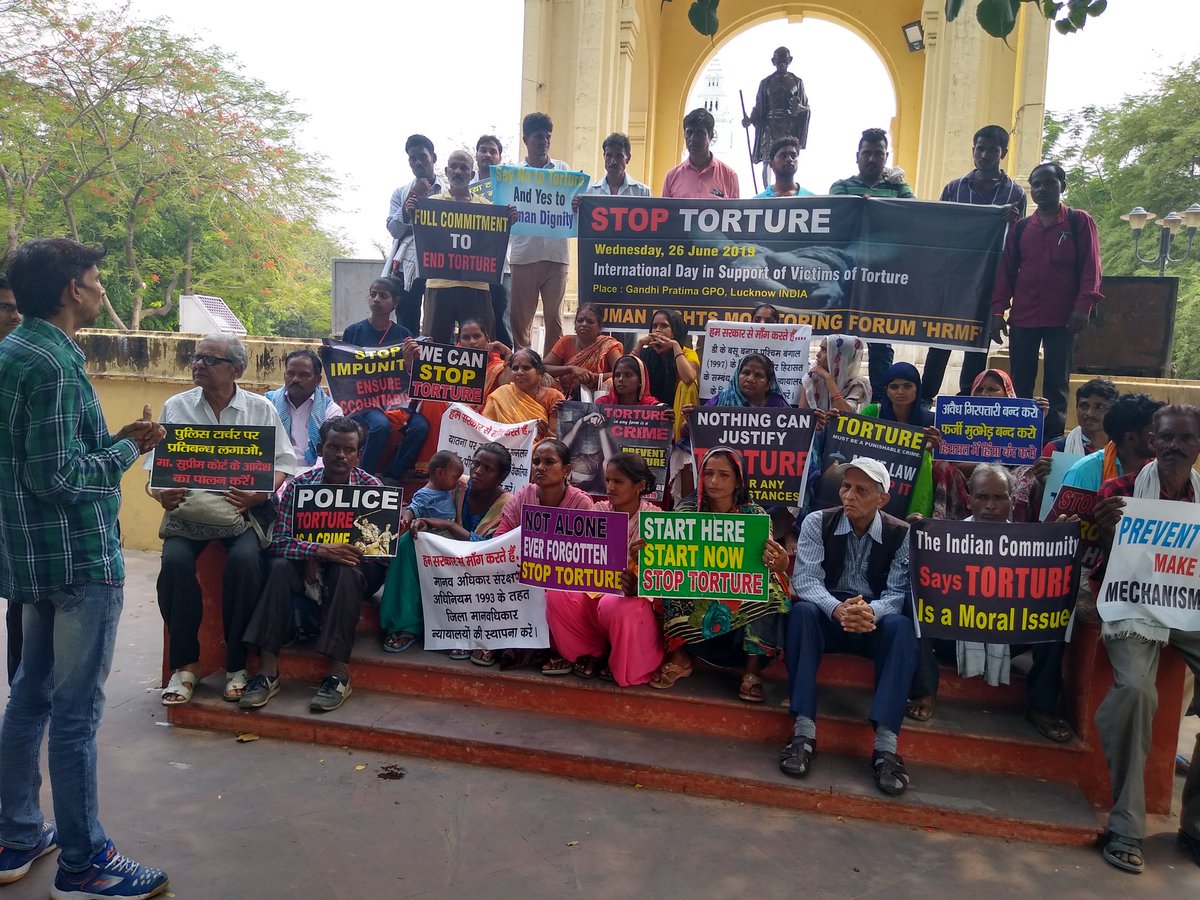 AmitAmbedkar_'s tweet photo. #26_June_2019 #International_Day in #Support of #Victims of #Torture.
26 जून अंतर्राष्ट्रीय दिवस यातना के शिकार पीडितों के समर्थन और यातना, माब लिंचिंग,के खिलाफ आज गांधी प्रतिमा, जीपीओ लखनऊ में बनाई गई मानव श्रृंखला।
#StopTorture #SayNoToTorture  #WeAreAgainstTorture #HRMF https://t.co/UBJznJmKvp