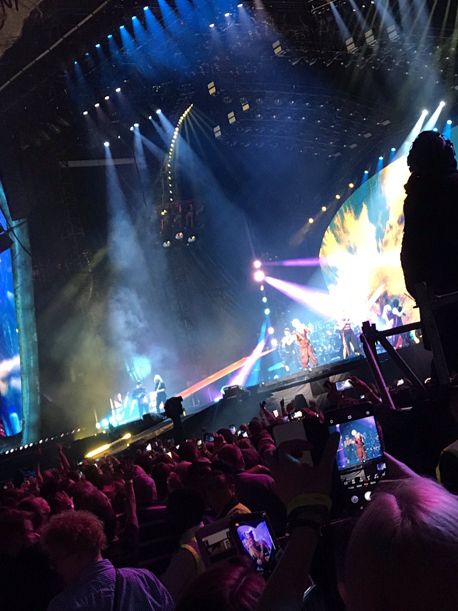 Leonlavender's tweet photo. #PinkAnfield #pink #BeautifulTraumaTour #beautifultraumatour2019 #liverpool https://t.co/0CjtWZEegw
