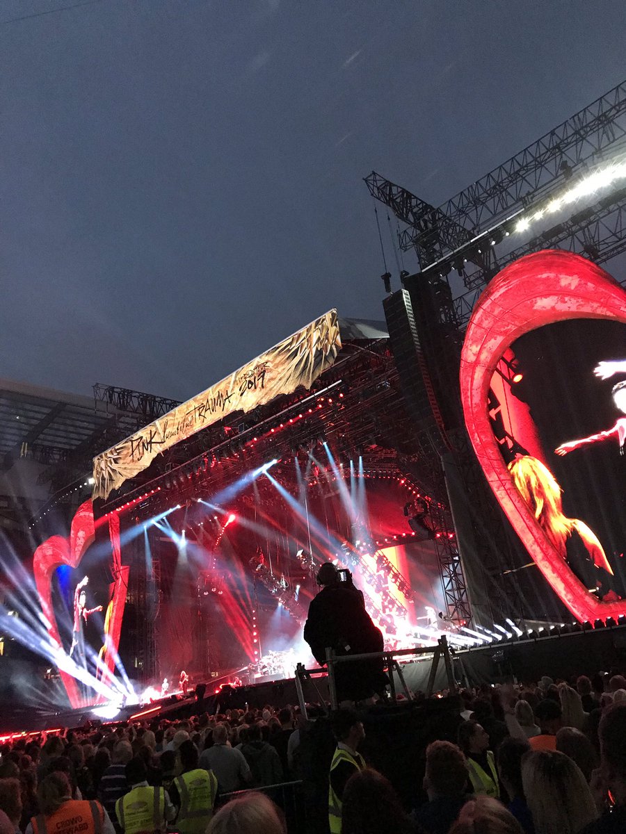 Leonlavender's tweet photo. #PinkAnfield #pink #BeautifulTraumaTour #beautifultraumatour2019 #liverpool https://t.co/0CjtWZEegw