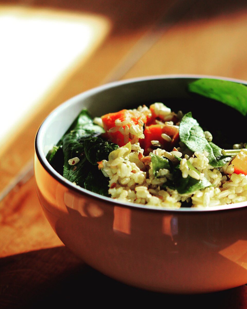 Garden rice bowl; brown rice, toasted farro, spinach, avocado, roasted butternutsquash, turmeric, cashew cream 🌿

📸 @ernestanorphotography 

#vegan #veganfood #veganinspiration #veganrecipes #veganporn #foodporn #theartofplating #avocado #butternutsquash #rice #tasty #delicious