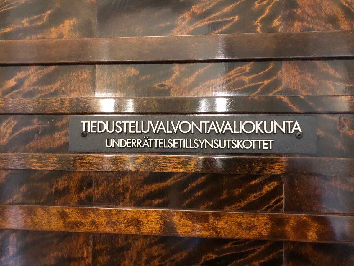 Nyt loppu minun ruotsinkielen taito viimeistään. Ensimmäinen kokous. #tiedusteluvalvontavaliokunta #tiedustelu #supo #sotilastiedustelu