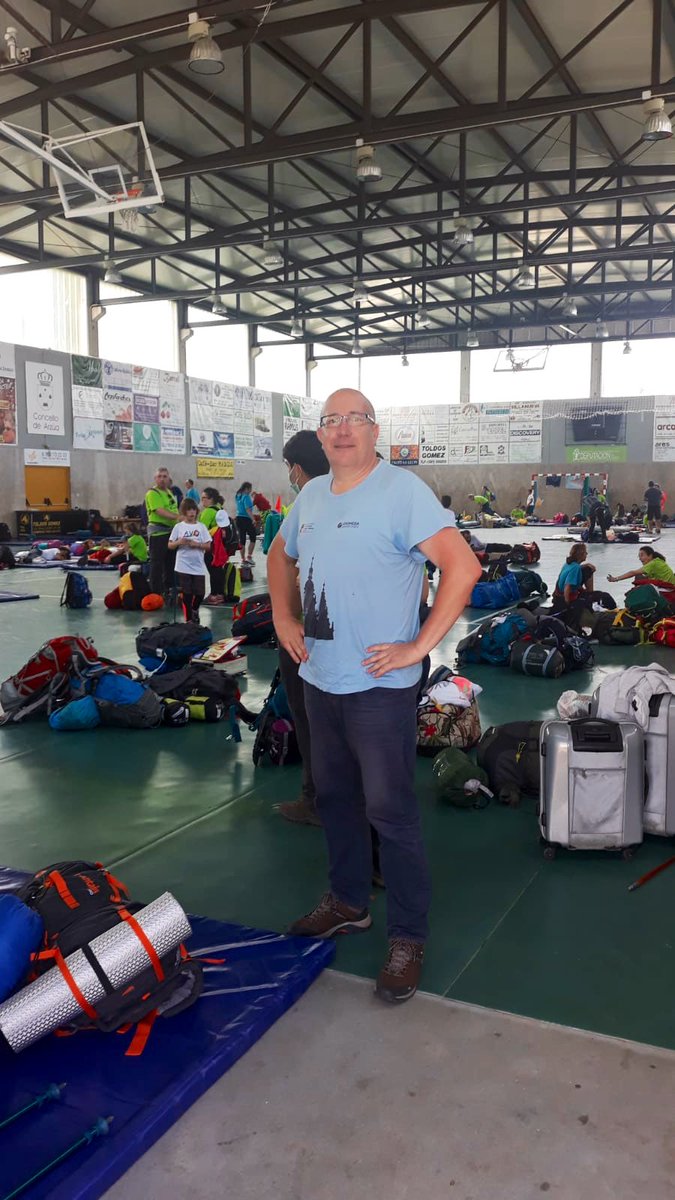 OximesaNG's tweet photo. Llegada a #arzua de la expedición @asoc_avoi camino a #Santiago. Orgullosos de nuestro equipo que “vigila”y asegura el suministro de #oxigeno medicinal y otras necesidades logísticas. Gracias #Inda con profesionales como tu todo es más sencillo https://t.co/nLF5s6hafT