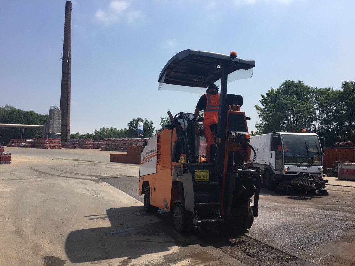 MaikelWelmers's tweet photo. Mooie #asfalt klus bij @WienerbergerNL #Haalderen terreinverharding #freeswerk #vegen #reinigen aanstaande vrijdag de #deklaag aanbrengen door @Roelofsgroep #infra #gww https://t.co/NEiu2tu3z9