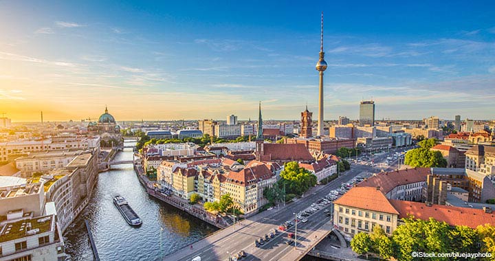 ADAC's tweet image. Die teuersten Ausblicke Deutschlands: Laut dem Vergleichsportal @TicketLens hat der Berliner Fernsehturm die teuerste Aussichtsplattform Deutschlands. Den günstigsten Ausblick gibt es von der Plattform des Ulmer Münster und des Main Towers -&amp;gt; bit.ly/adac_ausblicke
