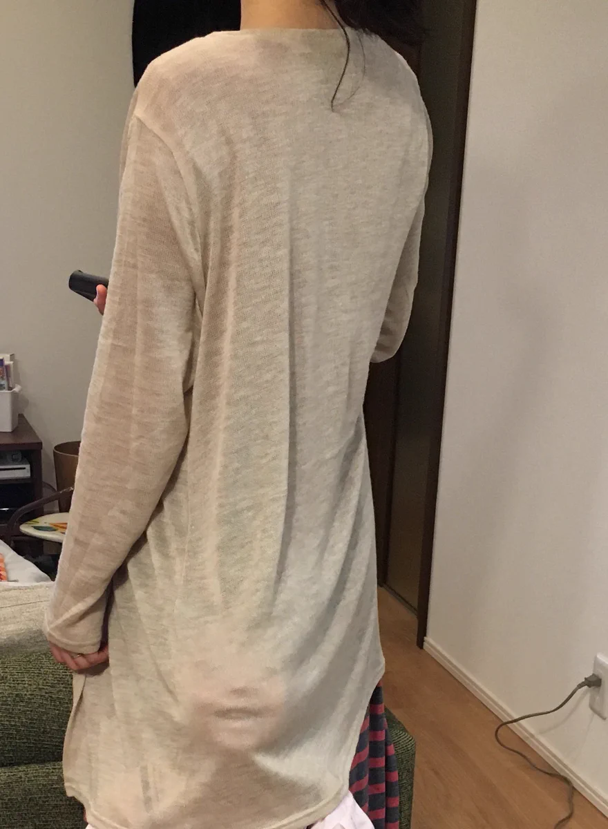 旦那が妻の後ろ姿を撮影すると？服に笑顔を浮かべる子供の写真がwww