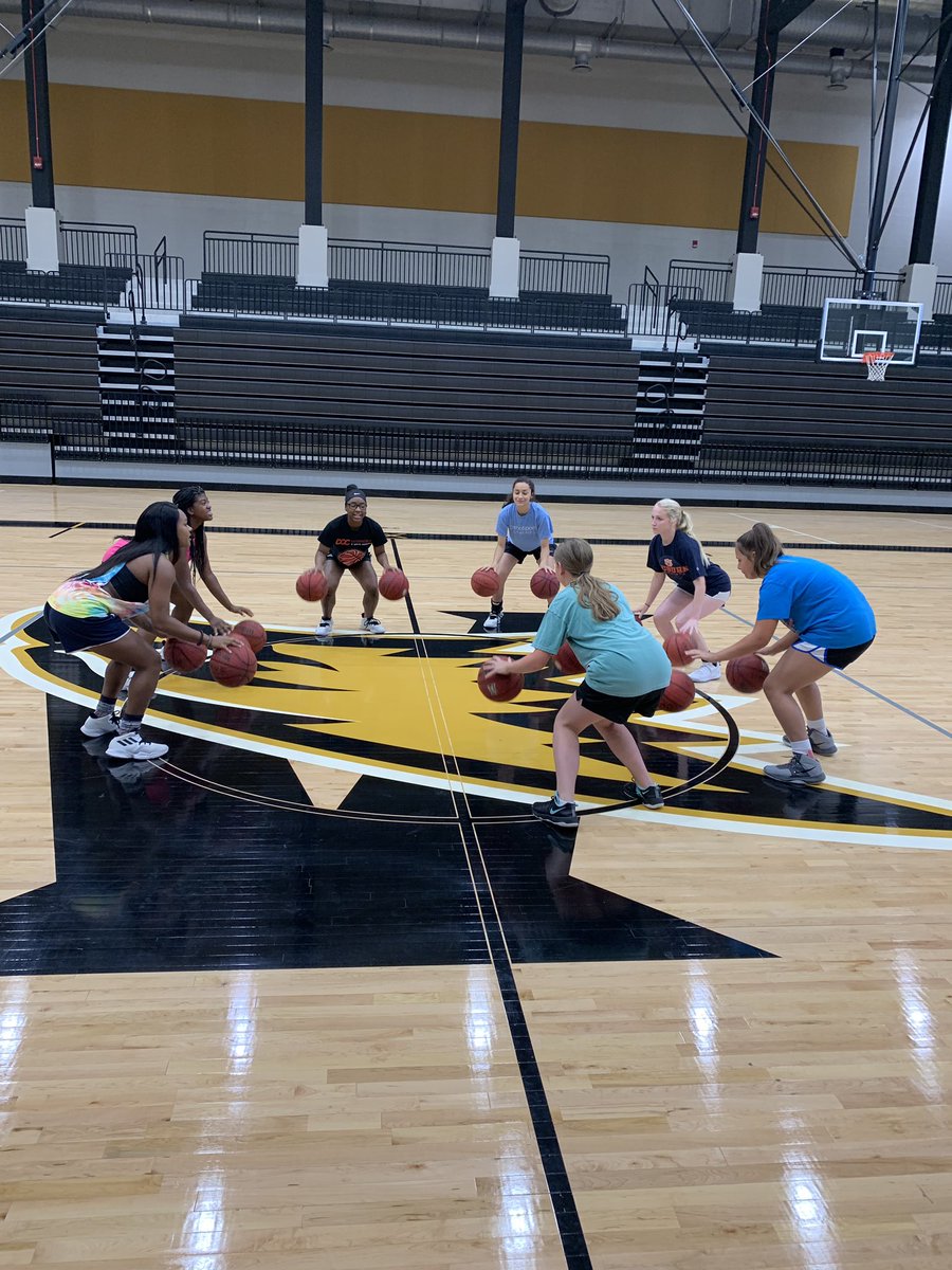 ATHENSHOOPS2's tweet photo. Love skill development. We have some 7 th graders thru seniors here trying to get better. There are no shortcuts !@AHS_Alabama @amseagles https://t.co/nqMT1jdhvj