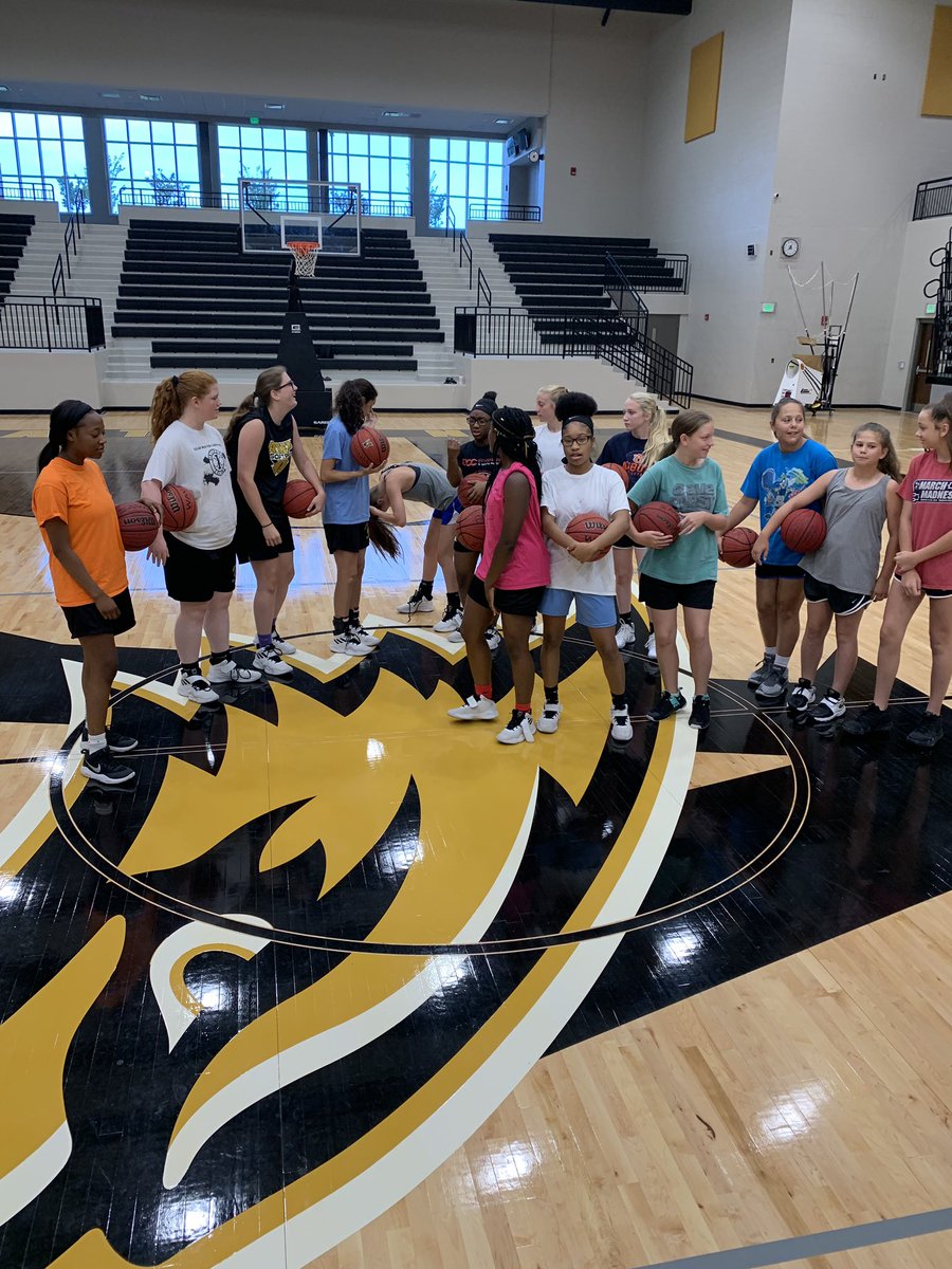 ATHENSHOOPS2's tweet photo. Love skill development. We have some 7 th graders thru seniors here trying to get better. There are no shortcuts !@AHS_Alabama @amseagles https://t.co/nqMT1jdhvj
