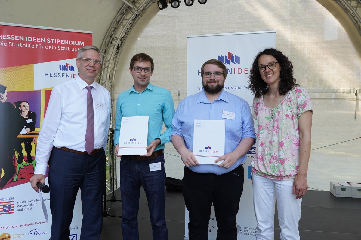 TobiasBuchwald's tweet image. Gestern überreichte die hessische #Wissenschaftsministerin @Angela_Dorn uns für die Arbeit an @DIGETECH - Digitale Gesundheitstechnik ein #HessenIdeen Gründerstipendium! #VielenDank 

#SocEnt #VR #GemeinsamWirken #digitalengagiert #SocInn #VirtualReality
Foto: Achim Katzberg