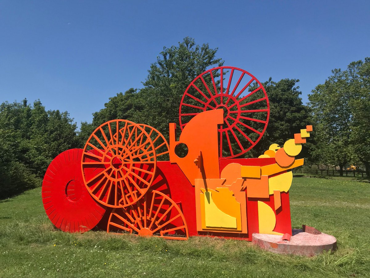 Las esculturas de "La ruta del Acero", en el Paseo de la Ría, ya están restauradas y han quedado así de vistosas. ¡Hoy hace un día perfecto para salir a caminar y disfrutarlas! ☀️