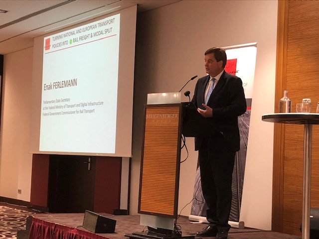 Parlamentarischer Staatssekretär Enak Ferlemann auf dem <a href="/UIPRail/">UIP Rail</a> #KeepersSummit19: "Der #Schienengüterverkehr muss und wird im Deutschland-Takt die gleiche Rolle spielen wie der Personennah- und Fernverkehr."
