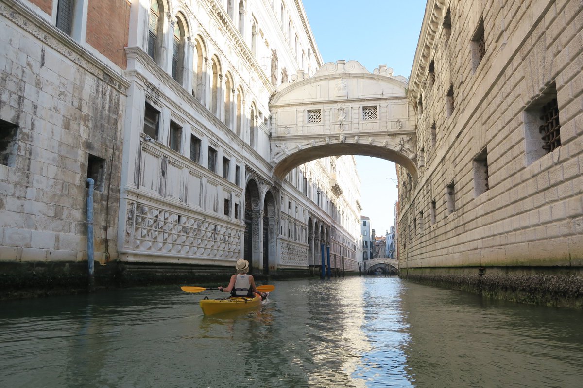 Le #weekend dernier, nous avons pris nos #kayaks pour aller visiter #Venise loin de la foule! Le pont des soupirs à 6H le dimanche matin...Fabuleux!