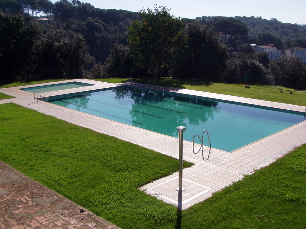 ajspvilamajor's tweet photo. Degut a l'onada de calor, el Govern Municipal ha decidit que la piscina municipal del dijous 27 al diumenge 30 de juny sigui gratuïta, respectant estrictament l'aforament. https://t.co/MRhmTojbqC