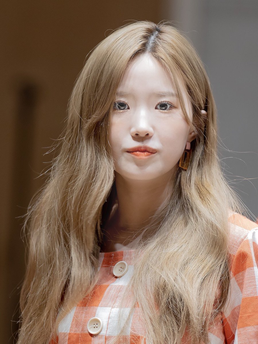 _avril_9's tweet photo. 真顔ハヨン😐

190622 사인회
#fromis_9 #프로미스나인
#송하영 #SongHayoung #ハヨン https://t.co/adcAM56UuF