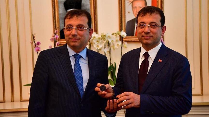 AtillaTasNet's tweet photo. .@ekrem_imamoglu ‘nun devir teslim töreni için halefle selef bir araya geliyor. İkisi de güzel insan. Sonuçta biri kazanacaktı. 😂 https://t.co/yZk9n4s83l