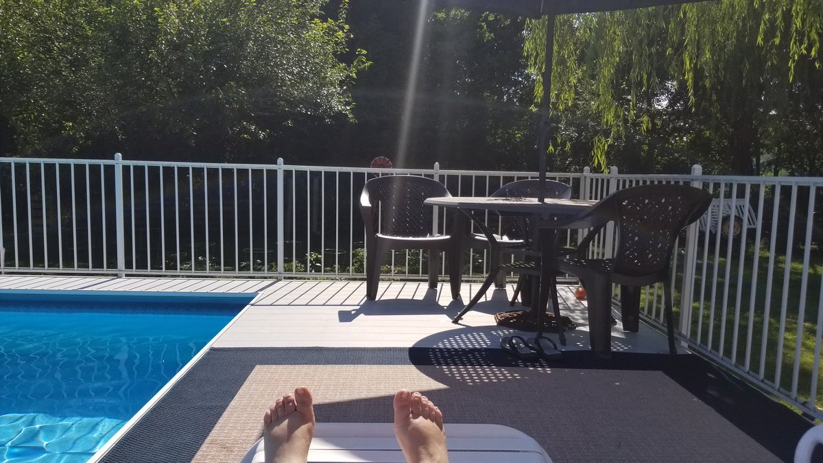 Smithfroggies4's tweet photo. #Sittingbythepool https://t.co/vl4TU0Mavh