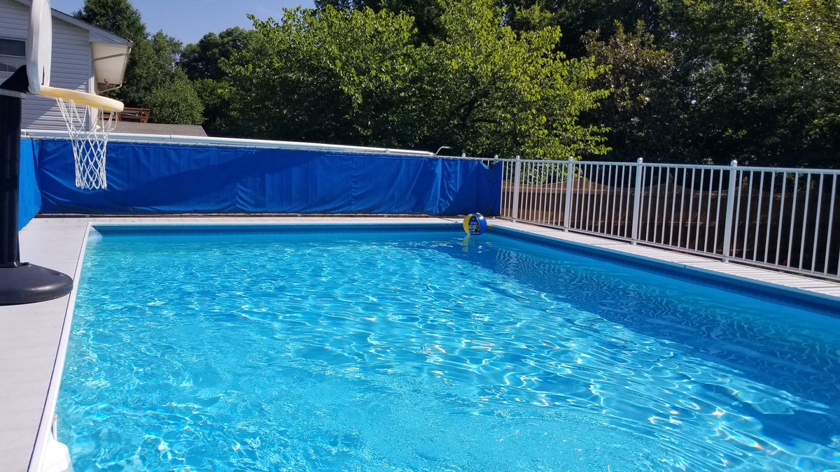 Smithfroggies4's tweet photo. #Sittingbythepool https://t.co/vl4TU0Mavh