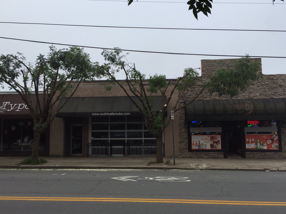 MicaJTurner's tweet image. Entergy butchering trees along Kavanaugh in the Heights this morning! The Little Rock Heights Neighborhood Assoc. has invested thousands of dollars planting and maintaining these trees, and just recently paid $4,000 to have them trimmed! #entergy #ARNews #KATV #KARK #KTHV