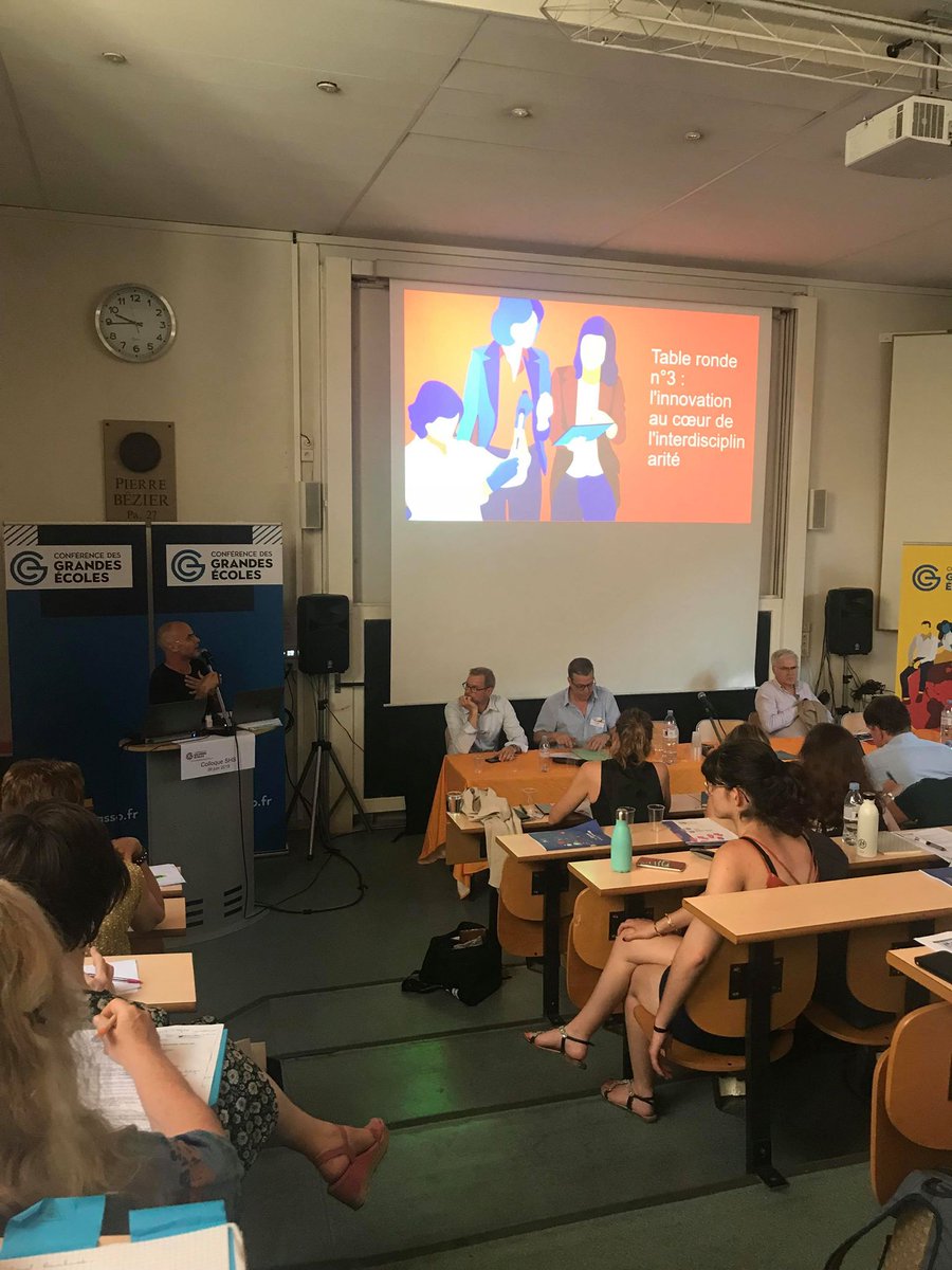 ConferenceDesGE's tweet photo. .@snowakowski MCH HDR en Humanité numériques anime la troisième table ronde de ce #ColloqueSHS sur le sujet de l'innovation au coeur de l'interdisciplinarité. https://t.co/7lzPTNfeSF